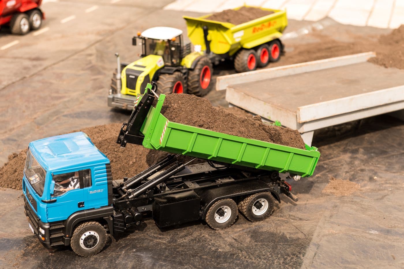 Camion de chantier minier en circulation sur une piste
