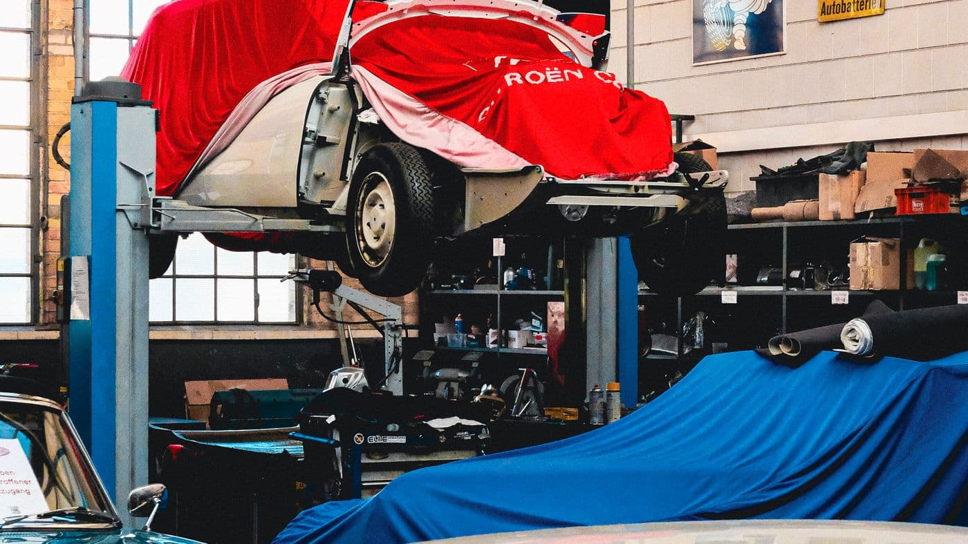 Atelier de réparation automobile et poste de travail mécanique