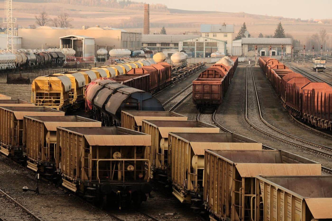 Train de marchandises sur une voie ferrée