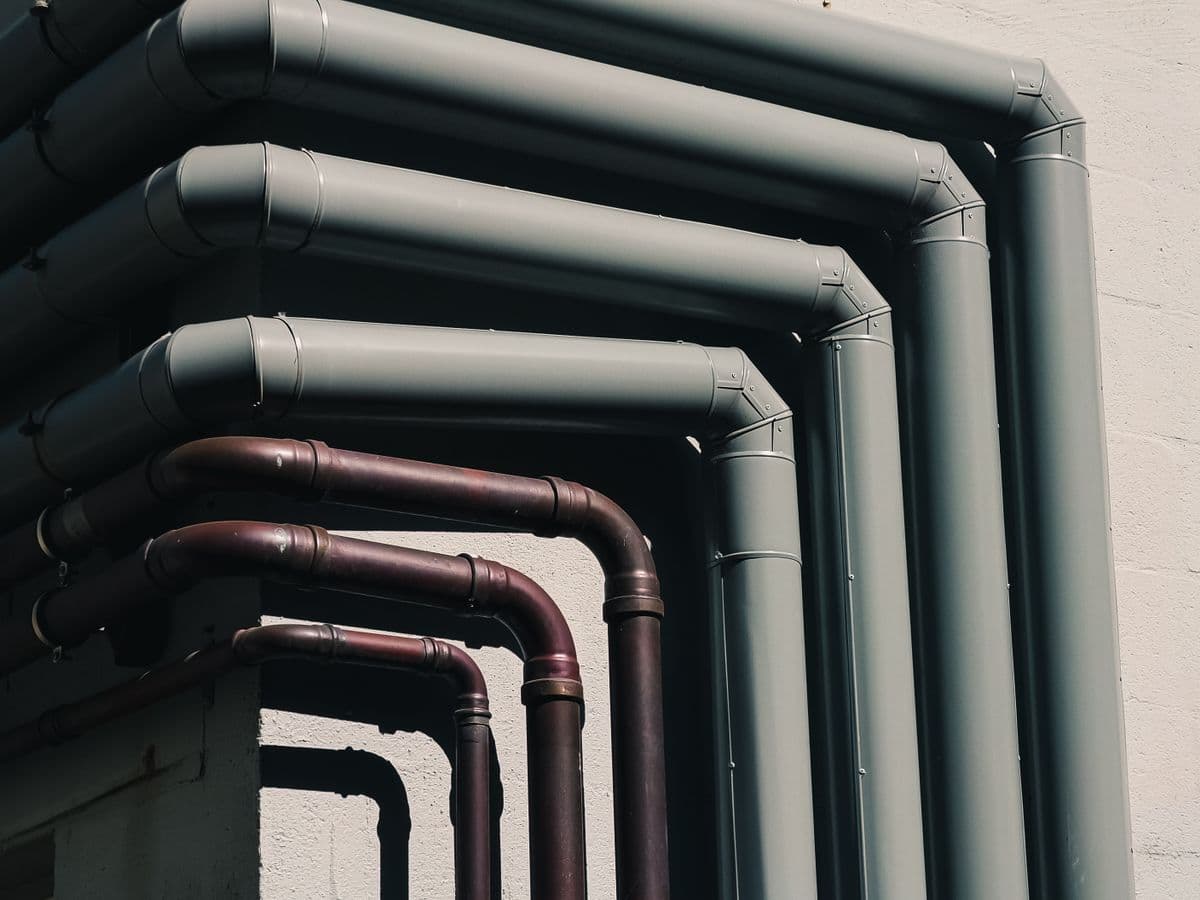 Tubes et profilés en acier empilés dans un entrepôt industriel
