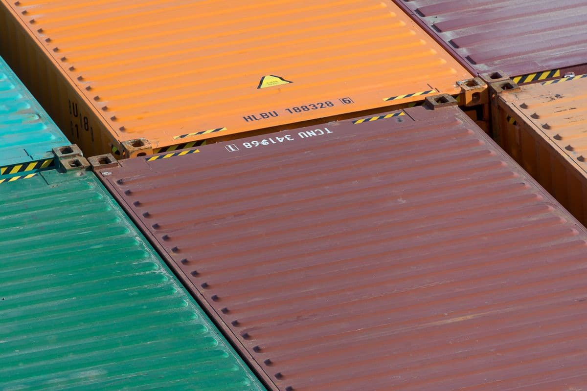 Conteneurs maritimes empilés sur un terminal de fret