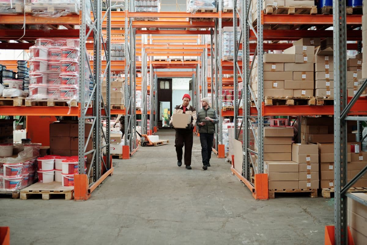Allées et rayonnages d'un entrepôt logistique