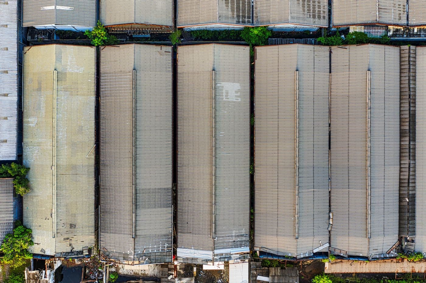 Entrepôt de stockage avec rayonnages et palette de marchandises