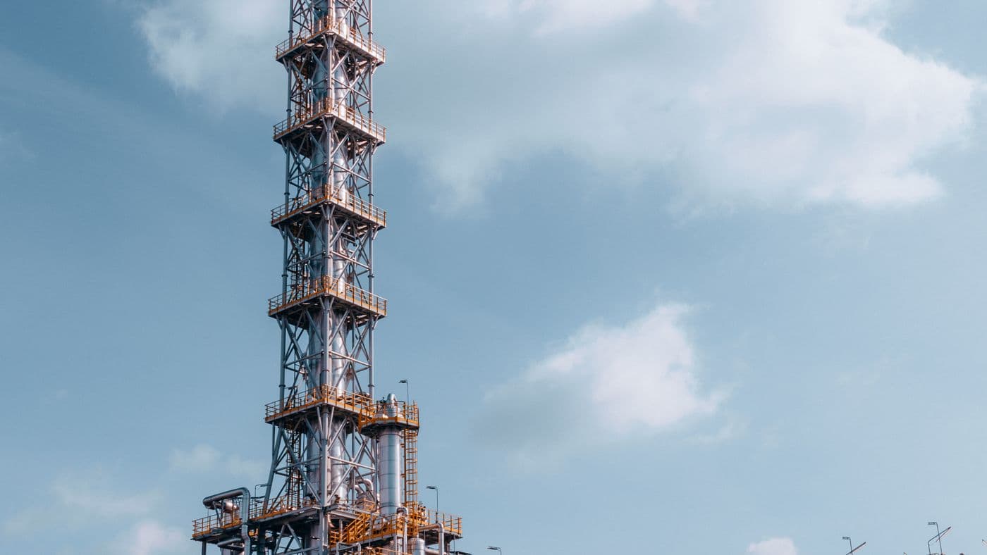 Raffinerie de pétrole avec colonnes de distillation et tuyauteries